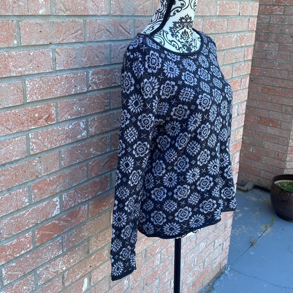 Gray and white sweater - Picture 2 of 5